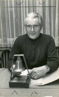 ARH Slg. Bartling 3931, Eberhard Bahl, 1. Vorsitzenden des Turnkreises Hannover-Land, mit Tischglocke, Bordenau, 1975