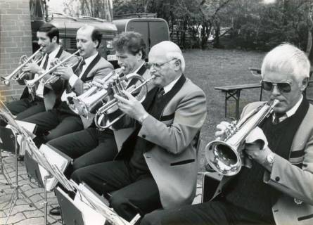 ARH Slg. Bartling 3933, Fünf Trompeter der Bordenauer Blaskapelle bei einem Freiluftkonzert, Bordenau, um 1975