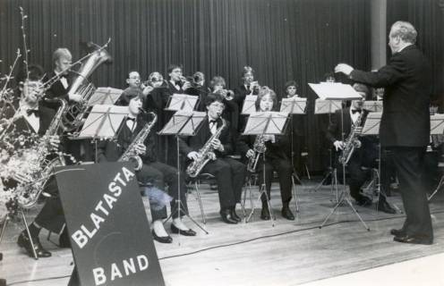 ARH Slg. Bartling 3941, Auftritt der "Blatasta-Band", einer Blaskapelle mit lauter jungen Männern, unter der Leitung von N. N. auf einer Bühne mit Vorhang, Bordenau, um 1980