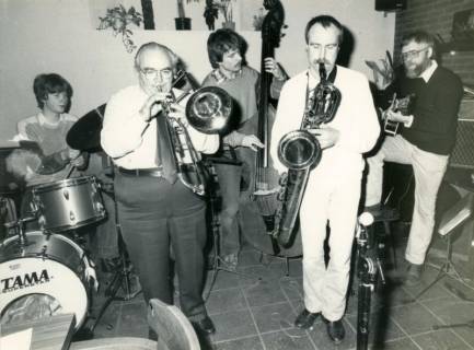 ARH Slg. Bartling 3942, Auftritt einer Dixieland-Jazz-Band gemischten Alters in einem Wohnzimmer, Bordenau, um 1990