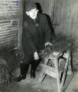 ARH Slg. Bartling 3948, Otto Magers, Besenbinder beim Binden eines Reisigbesens, Borstel, 1969