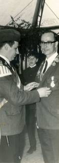 ARH Slg. Bartling 3952, Überreichung eines Ordens an den Borsteler Schützenkönig Georg Jonck im Festzelt, Borstel, 1969