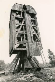 ARH Slg. Bartling 3968, Bockwindmühle bei Beginn des Abrisses, Dudensen, 1988