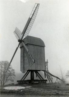 ARH Slg. Bartling 3975, Bockwindmühle wieder aufgebaut mit Bock, Mühlenkasten, Außentreppe und Stert, mit Schindel-gedecktem Dach sowie den Windflügeln, Dudensen, 1988