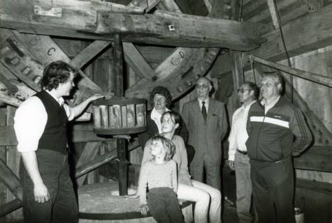 ARH Slg. Bartling 3979, Bockwindmühle, Führung einer kleineren Gruppe am Getriebe eines Mahlwerks durch N. N., Dudensen, 1988