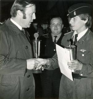 ARH Slg. Bartling 3985, Überreichung einer Urkunde und eines Pokals an den Jung-Feuerwehrmann N. N. durch N. N., Dudensen, um 1980
