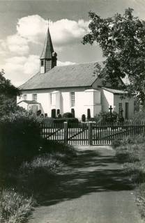 ARH Slg. Bartling 3989, St.-Ursula-Kirche, Seitenansicht von Südwesten über den Friedhof auf den Haupteingang, Dudensen, 1974