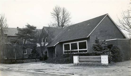 ARH Slg. Bartling 3990, Pfarrgemeindehaus der St.-Ursula-Kirchengemeinde, Frontansicht, Dudensen, um 1980