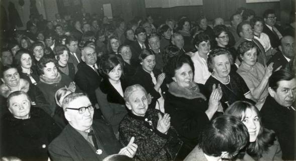 ARH Slg. Bartling 3993, Blick in den vollbesetzten Saal über die applaudierenden Zuschauer beim Theaterabend, Dudensen, 1971