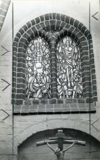 ARH Slg. Bartling 3998, Kapelle in der Neustädter Straße, Innenansicht, Blick auf das gotische bleiverglaste mittlere Chorhauptfenster mit der modernen Darstellung des Abendmahls und der Auferstehung sowie der Dreifaltigkeit, Esperke, 1973