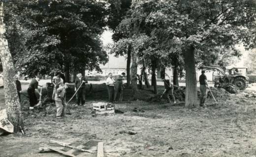 ARH Slg. Bartling 4001, Dorfgemeinschaftsarbeit, Anlegung eines Dorfplatzes unter Bäumen, Esperke, um 1969