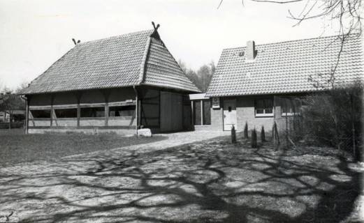 ARH Slg. Bartling 4006, Der sogenannte Schafstall als Schützenhaus, hintere Seitenansicht, rechts das Gasthaus, Esperke, um 1990