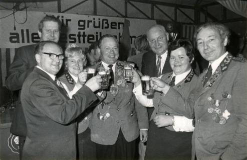 ARH Slg. Bartling 4009, Neustädter Honoratioren beim Schützenfest sich zuprostend, Esperke, 1974