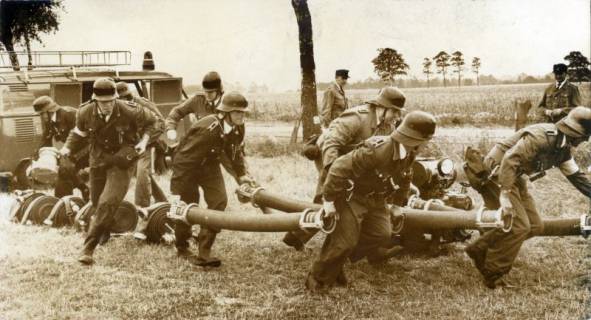 ARH Slg. Bartling 4015, Feuerwehrmänner beim Verlegen der Schläuche bei einer Löschübung, Esperke, 1971