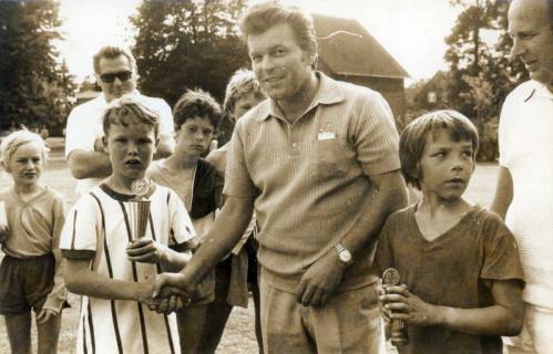 ARH Slg. Bartling 4020, Jugendfußballturnier, Pokalsieger Esperke, Überreichung der Pokale an zwei Mannschaftsführer durch Dieter Hattert, 1972