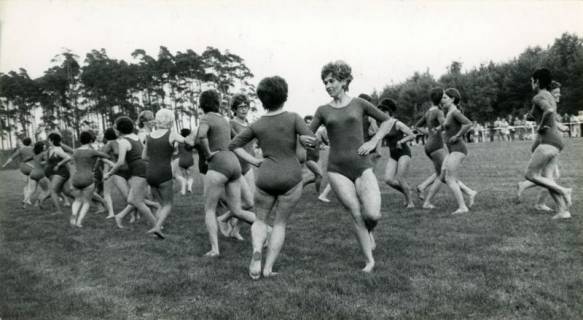ARH Slg. Bartling 4021, Größere Gruppe von Frauen bei Volkstanz-Gymnastik auf dem Sportplatz, Esperke, um 1975