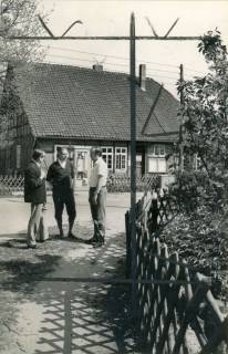 ARH Slg. Bartling 4026, Gruppe von drei Männern stehend in Diskussion vor dem Gemeindehaus, Esperke, 1973