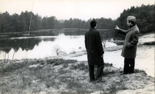 ARH Slg. Bartling 4029, Kreisdirektor Wolfgang Kunze (r.) und Oberbaurat Georg Jonck am Ufer stehend beim Ausblick auf den Heideweiher im Blanken Flat, Esperke-Warmeloh, um 1970