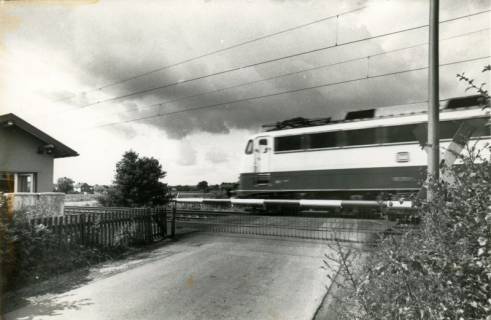 ARH Slg. Bartling 4043, Bahnübergang Balschenweg, bei geschlossener Schranke Kreuzung einer E-Lok, Eilvese, um 1980