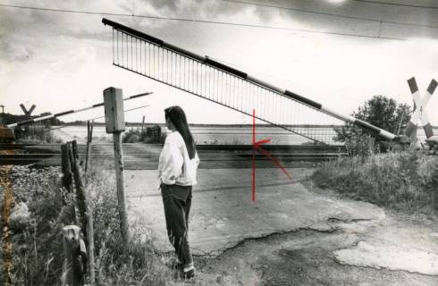 ARH Slg. Bartling 4044, Bahnübergang an einem Feldweg, vor einer jungen Frau schließt sich die Schranke, Eilvese, um 1980