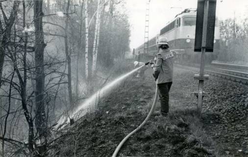 ARH Slg. Bartling 4047, Löscheinsatz der Feuerwehr mit Wasserspritze am Bahndamm, Eilvese, um 1980