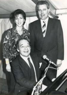 ARH Slg. Bartling 4053, Friedrich Duensing und seine Frau Elfriede im Festzelt hinter dem Star-Pianisten und Bandleader Paul Kuhn stehend, Eilvese, 1987