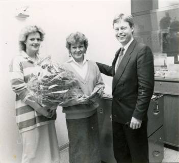 ARH Slg. Bartling 4055, Überreichung eines Blumengebindes an N. N. aus Eilvese (?) durch den Sparkassendirektor Hahne (?) und die Angestellte N. N., um 1980