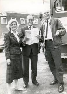 ARH Slg. Bartling 4056, Ministerpräsident Dr. Ernst Albrecht mit seiner Frau Heidi Adele und dem Busfahrer (?) auf dem Parkplatz vor dem Hotel Schrader an der B 6, Eilvese, um 1980