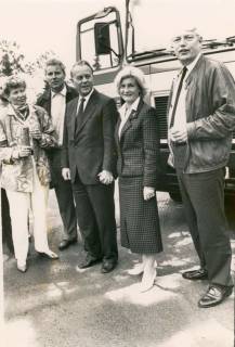 ARH Slg. Bartling 4057, Ministerpräsident Dr. Ernst Albrecht mit seiner Frau Heidi Adele und dem Busfahrer (?) einerseits und einem Ehepaar andererseits auf dem Parkplatz vor dem Hotel Schrader an der B 6, Eilvese, um 1980