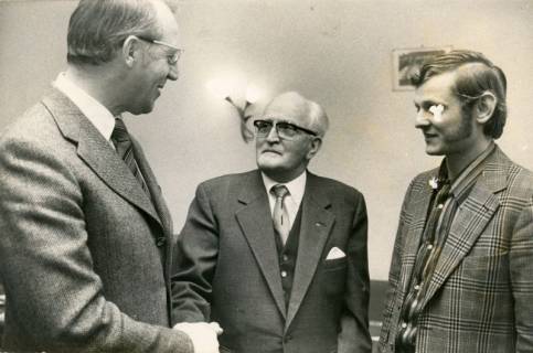 ARH Slg. Bartling 4058, Beglückwünschung des Arthur Skala zu seinem SPD-Mitgliedschaftsjubiläum durch Friedel Schirmer (l.), MdB, SPD, und Klaus Kosellek, Vors. der SPD-Eilvese, 1973