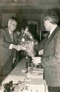 ARH Slg. Bartling 4071, Versammlung des Ski-Clubs in einer Gastwirtschaft, Überreichung eines Blumenstraußes an Herrn N. N. durch Friedrich Duensing, Eilvese, um 1985