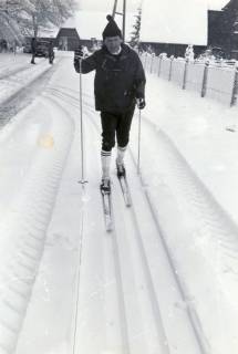 ARH Slg. Bartling 4074, Friedrich Duensing vom Ski-Club Eilvese auf Langlaufskiern in der Loipe des frisch gefallenen Schnees, Eilvese, um 1985