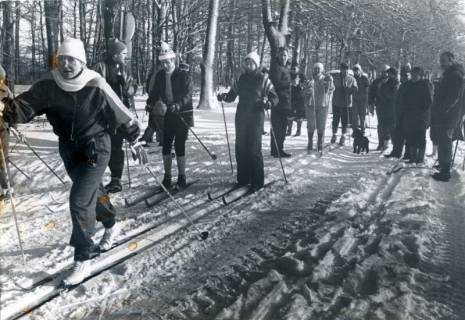 ARH Slg. Bartling 4075, Die Mitglieder des Ski-Clubs Eilvese auf Langlaufskiern in der neuen Loipe, Eilvese, um 1985