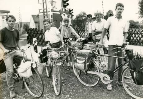 ARH Slg. Bartling 4081, Sechs junge Männer mit gesatteltem Fahrrad fahrbereit stehend am Bahnübergang der Eilveser Hauptstraße, Eilvese, um 1980