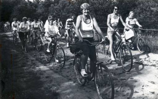 ARH Slg. Bartling 4082, Zahlreiche Männer und Frauen bei Sonnenschein auf Fahrradtour in Eilvese (?), um 1980
