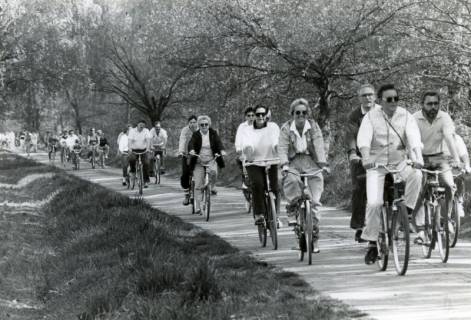 ARH Slg. Bartling 4083, Zahlreiche Männer und Frauen bei Sonnenschein auf Fahrradtour in Eilvese (?), um 1980