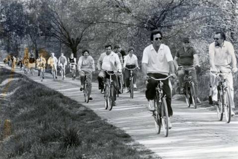 ARH Slg. Bartling 4084, Zahlreiche Männer und Frauen bei Sonnenschein auf Fahrradtour in Eilvese (?), um 1980