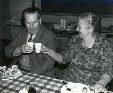 ARH Slg. Bartling 4086, Heinrich Dannenberg, Bürgermeister und Gemeindedirektor von Eilvese beim Frühstück mit Lieschen Hoffmeyer, Eilvese, 1971