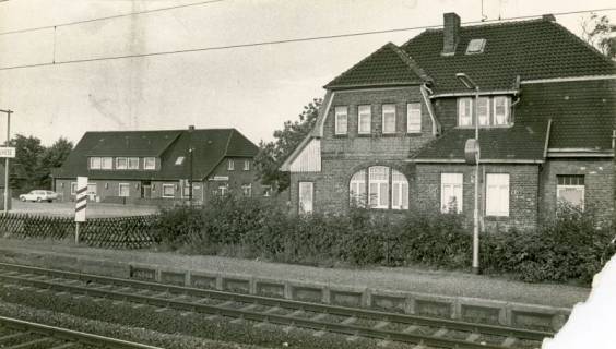 ARH Slg. Bartling 4088, Blick von Westen über die Gleise auf das Bahnhofsgebäude und die Gaststätte Schrader (l.), Eilvese, 1974