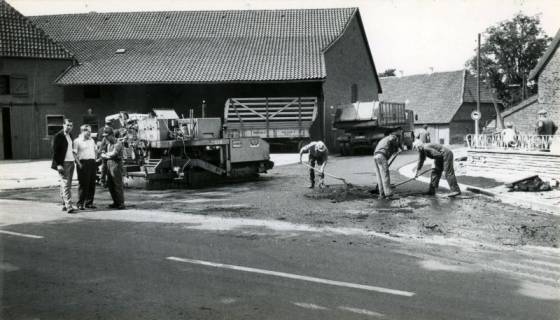 ARH Slg. Bartling 4090, Straßenerneuerungsarbeiten an der Eilveser Hauptstraße / Ecke Riehestraße durch Firma Friedrich Duensing, Eilvese, 1971