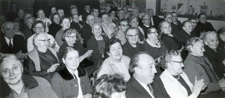 ARH Slg. Bartling 4101, Ältere Zuschauer in einem Saal sitzend und applaudierend, Eilvese (?), 1971