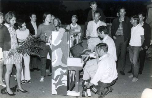 ARH Slg. Bartling 4105, Polterabend mit vielen Lehrerkolleginnen und -kollegen sowie einem bunt bemalten Klavier beim Brautpaar Florian und Rita Düe, Eilvese, 1970