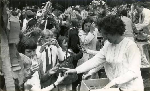 ARH Slg. Bartling 4109, Verteilung von Getränken an Kinder durch Frau N. N. unter freiem Himmel beim Schützenfest, Eilvese, 1970