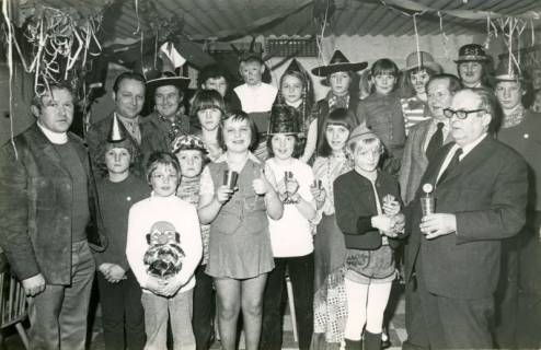 ARH Slg. Bartling 4111, Gruppenbild mit fünf Erwachsenen beim Kinderkarneval der Schützengesellschaft, Eilvese, 1974