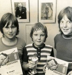 ARH Slg. Bartling 4124, Gruppe von drei Jungen präsentiert einen Pokal und zwei Urkunden aus einem Schießwettkampf, Eilvese, 1974