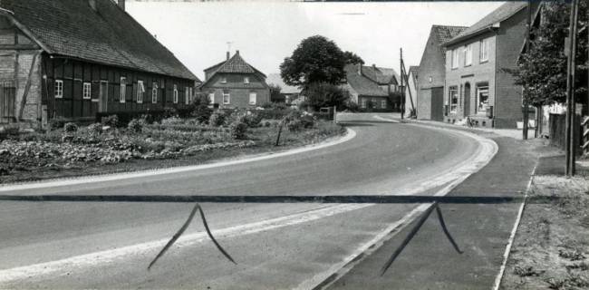 ARH Slg. Bartling 4125, Ortsdurchfahrtstraße durch Empede (Empeder Straße, L 191), Doppelkurve, Blick aus Richtung Neustadt a. Rbge., Empede, 1970