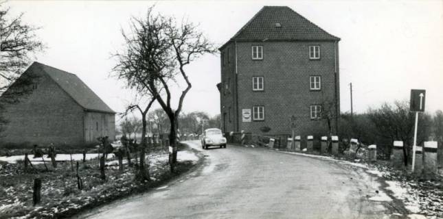 ARH Slg. Bartling 4126, Alte Wassermühle an der Empeder Straße (L 191), Blick auf den Straßenverlauf und das Gebäude, Empede, 1970