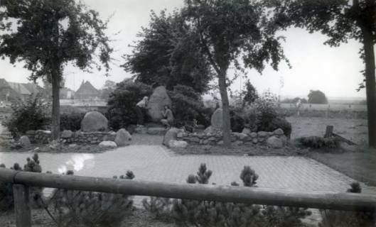 ARH Slg. Bartling 4128, Ehrenmal für die Gefallenen der Weltkriege an der Weinbergstraße, Empede, 1984