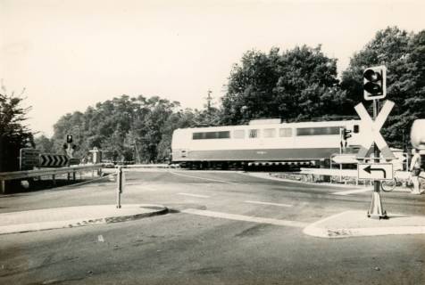 ARH Slg. Bartling 4131, Beschrankter Bahnübergang an der Himmelreicher Straße (L 192), Abzweig Weinbergstraße, Blick in Richtung Himmelreich auf einen vorbeifahrenden Zug, Empede, um 1980