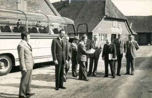 ARH Slg. Bartling 4136, Mitglieder des Kreistages auf Besichtigungstour, im Hintergrund ein Omnibus der Firma Dela-Express und der Hof N. N., Empede, 1970